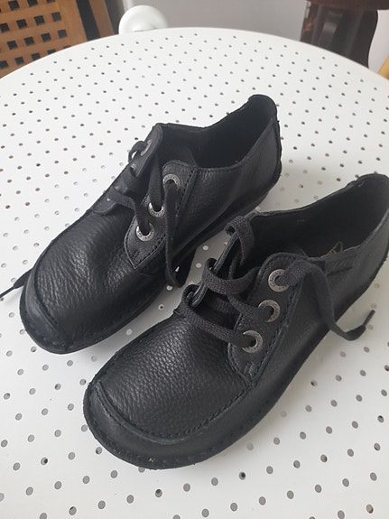 Käyttämättömät mustat Clarks-kävelykengät koko 40
