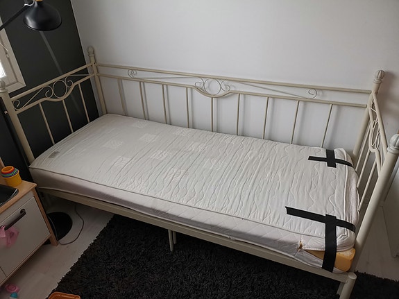 Annetaan metallinen levitettävä sohvasänky ja patja