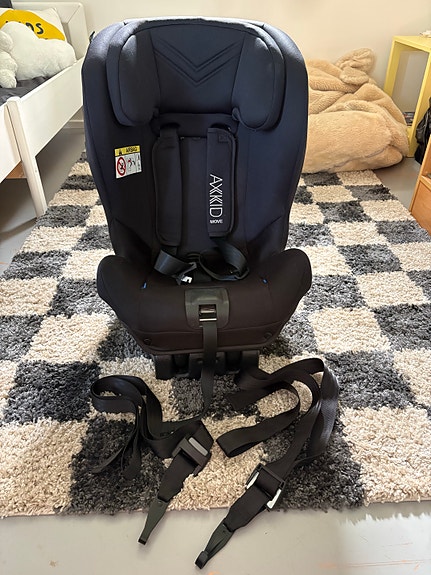 Axkid Move turvaistuin 9–25 kg musta