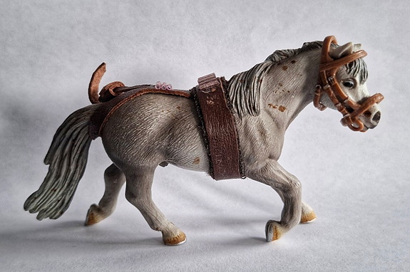 Schleich hevosfiguuri valjailla