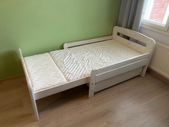 Lasten jatkettava sänky + patja