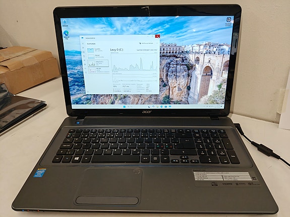 Acer Aspire E1-731 17,3" kannettava/läppäri