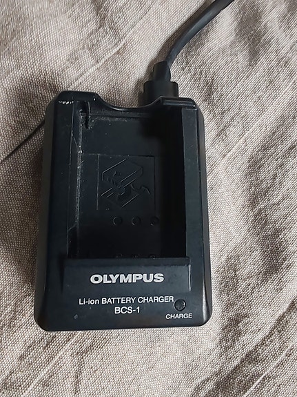 Olympus BCS-1 laturi kameran akulle musta