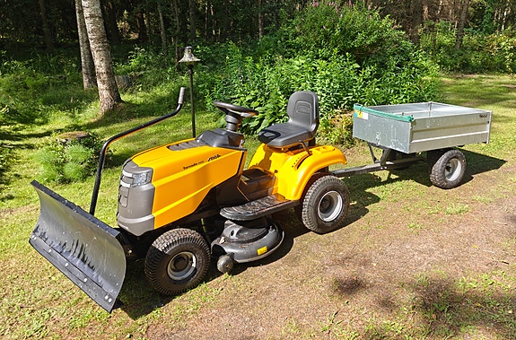 Stiga Tornado 3098 + Lumilevy + peräkärry