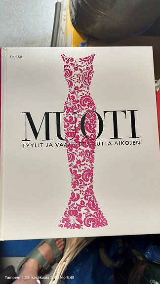 Muoti – Tyylit ja vaatteet kautta aikojen kirja