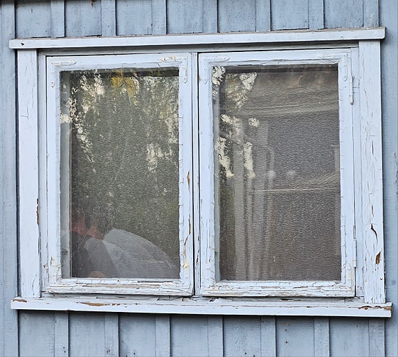 50-luvun ikkunat, ulko-ovi ja keltaiset lasit