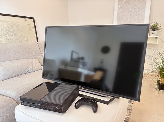 Sony Bravia 40" KDL-40RD453 ja Xbox One 500 GB + ohjain.