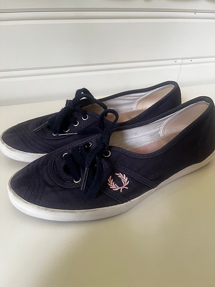 Fred Perry kangastennarit koko 37 tummansiniset