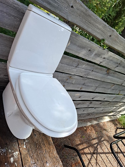 IDO-wc-istuin säiliöllä