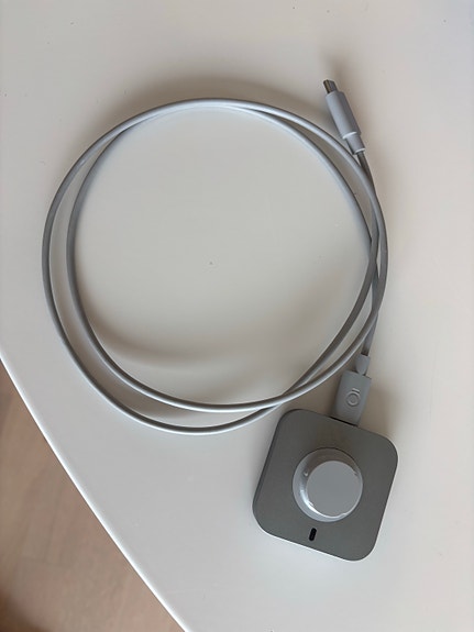 Oura latausalusta ja kaapeli