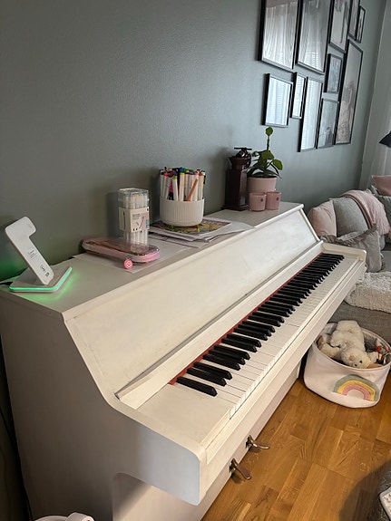 Valkoinen pystypiano annetaan