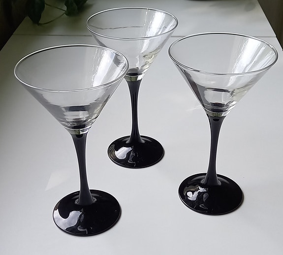 Martini-lasit mustalla jalalla