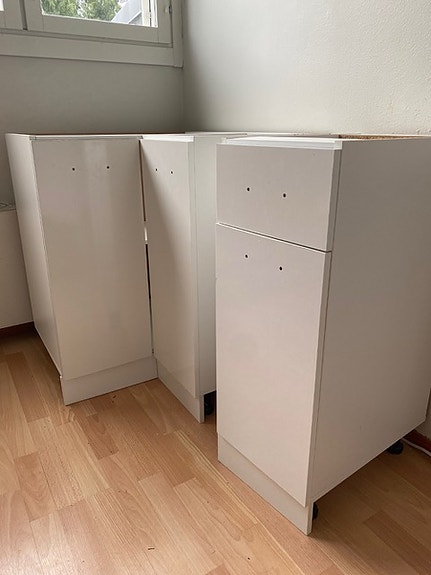 Annetaan keittiön kaappeja ja laminaattitaso