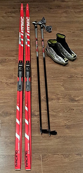 Atomic Rasing perinteisen hiihtotavan sukset 201cm, Salomon SNS-side.