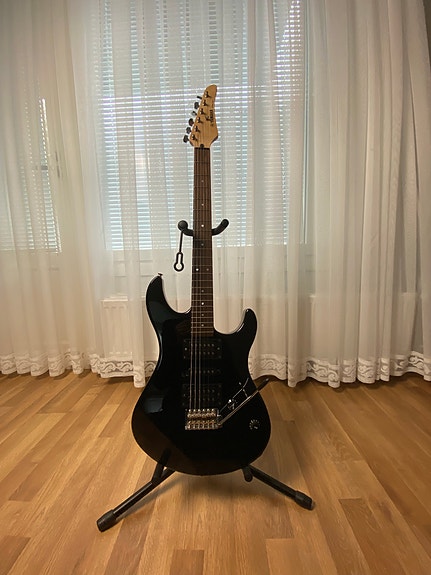 Yamaha ERG121 sähkökitara + kantohihna ja gigbag