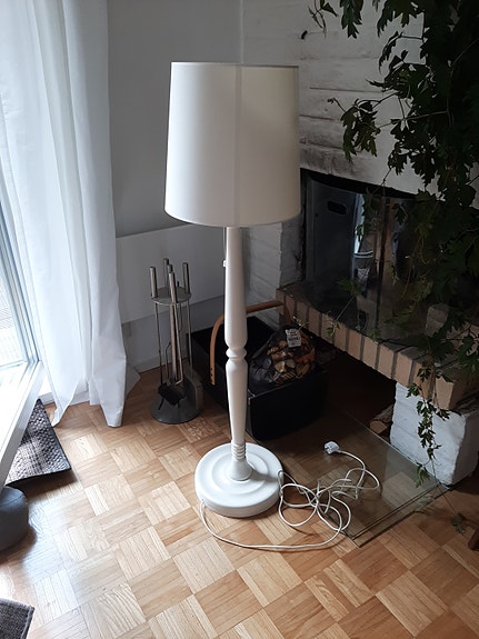 Valkoinen puu jalkalamppu