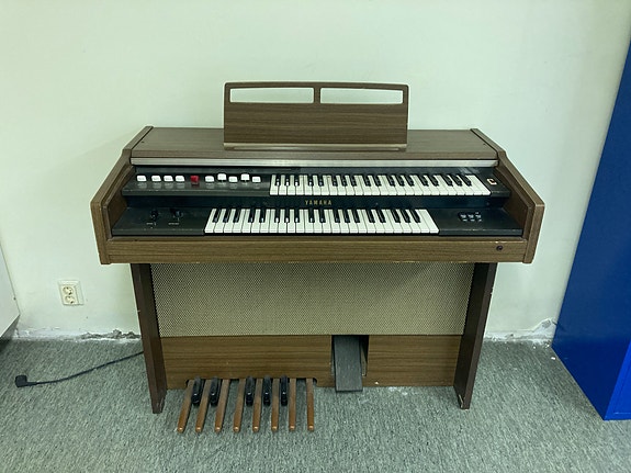 Yamaha sähköurut jalkiolla