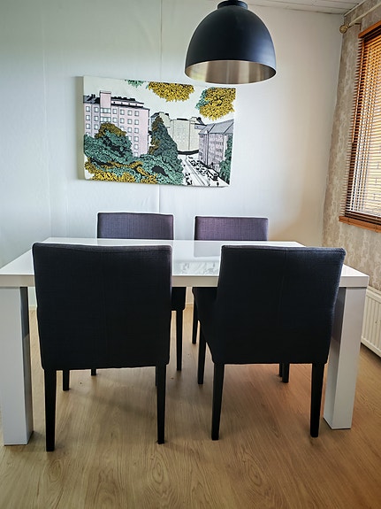 Valkoinen korkeakiilto pöytä ja 4 kangastuolia