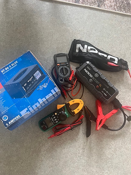 Noco Boost XL GB50 12V apukäynnistin + Einhell akkulaturi + yleismittarit