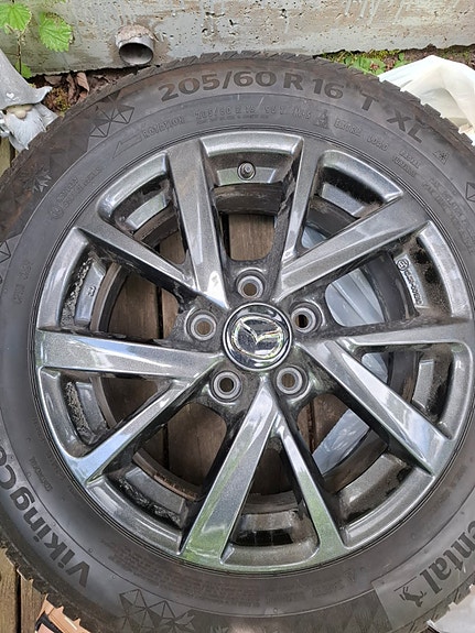 Hyväkuntoiset ja tyylikkäät Mazda 205/60 16" alkuperäiset vanteet kitkarenkailla