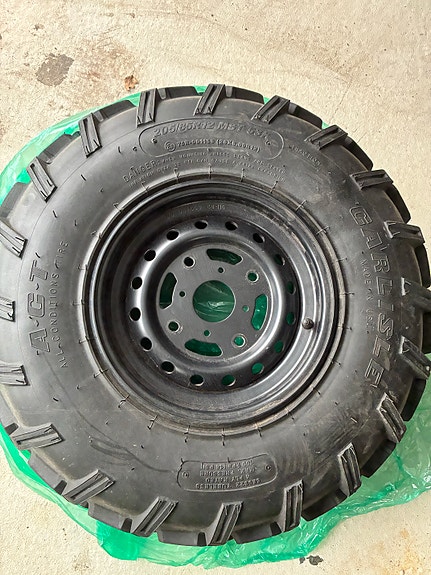 Mönkijän 205/85 R12 renkaat vanteilla