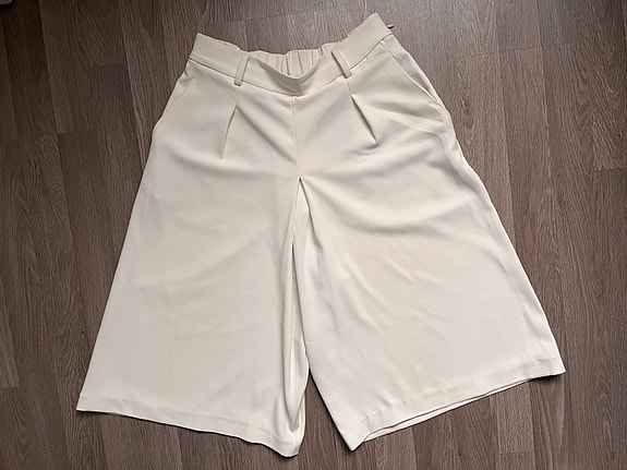Uniqlo housut M bermuda shortsit hame yli polven
