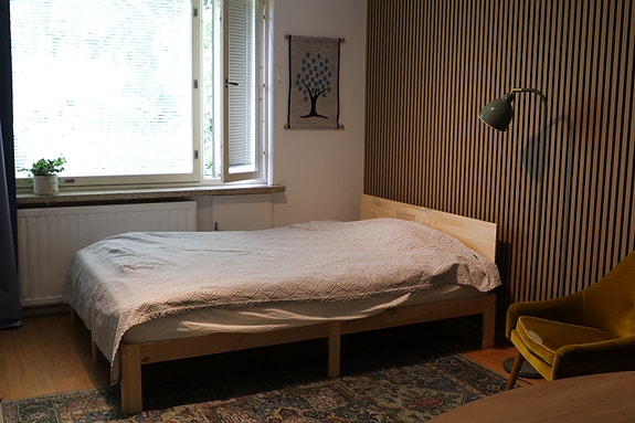 140 cm täysipuinen sänky + patja