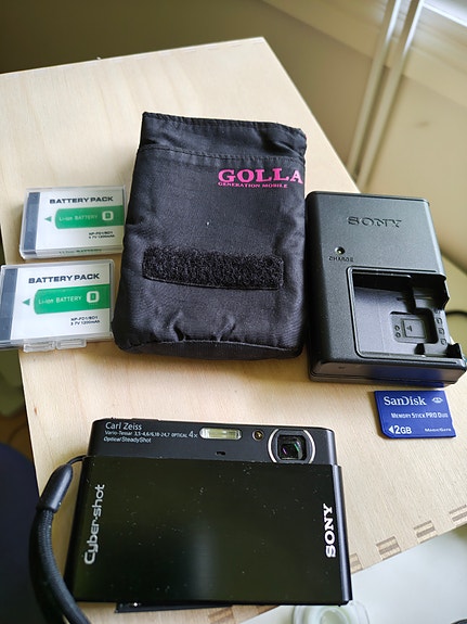 Sony Cyber-shot DSC-T90 -digikamera + kattava varustepaketti