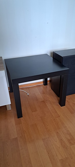 Musta Lack-apupöytä