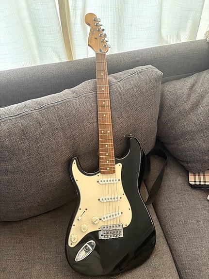 Vasenkätinen fender stratocster