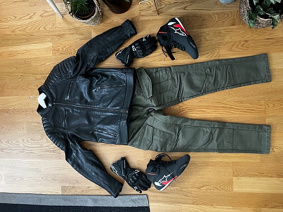 John doe nahkatakki ja ajohousut. +Alpinestars hanskat ja ajokengät