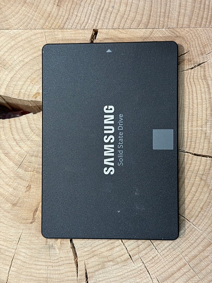 Myydään Samsung 850 EVO SSD 250GB
