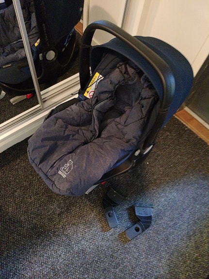 Britax Römer Adapterit ja Baby-Safe turvakaukalo telakalla sekä lämpöpussi