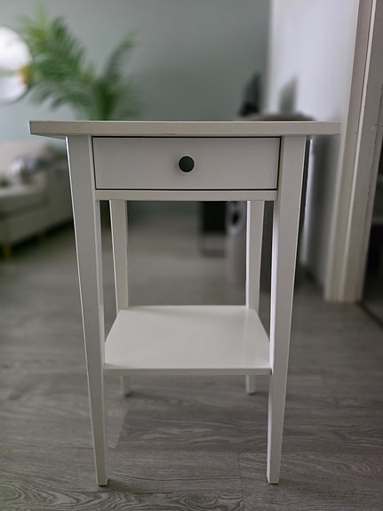 Hemnes yöpöytä