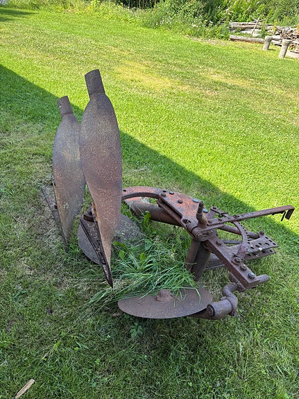 2-siipinen kyntöaura