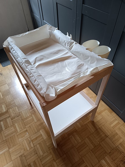 IKEA hoitopöytä