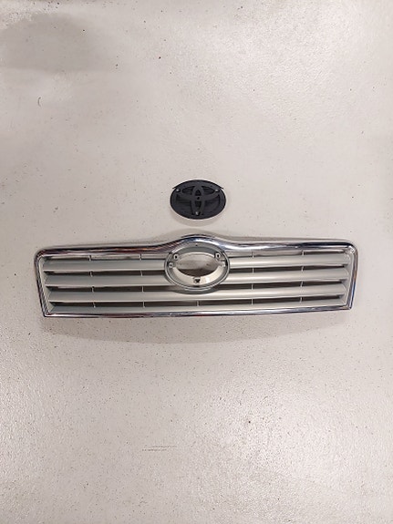 Avensis T25 etusäleikkö