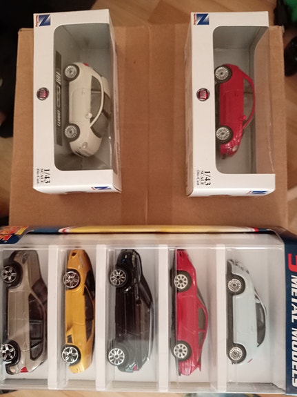 Hot Wheels ja muut pienoismallit autot