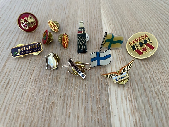 Pinssikokoelma, liput ja mainosmerkit
