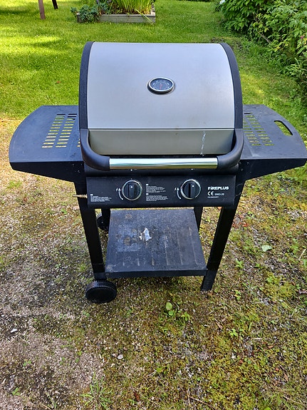 Fireplus kaasugrilli 2 poltinta musta/teräs