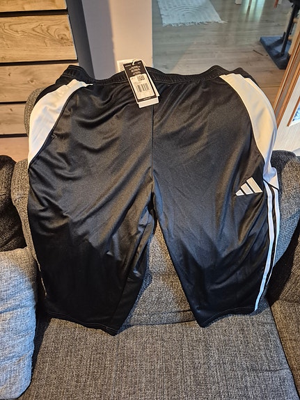 Adidas verkkarit XL musta