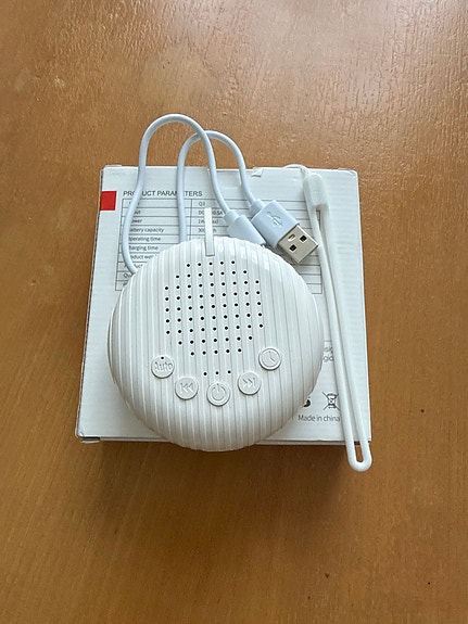 Käyttämätön kannettava kompakti white noise -kone rauhoittavilla äänillä