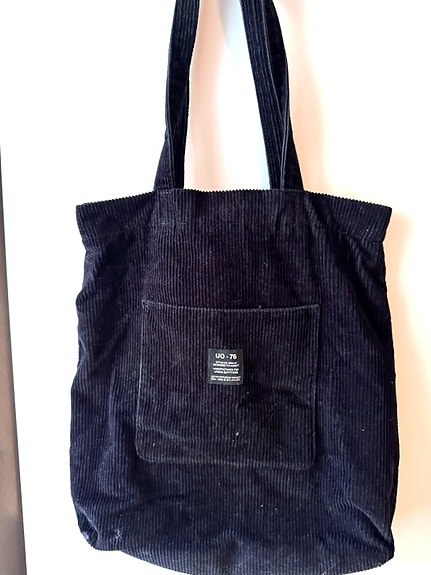 Urban Outfitters samettinen musta laukku