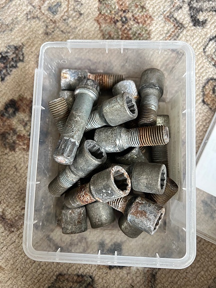 Auton vanteiden pultteja 18kpl