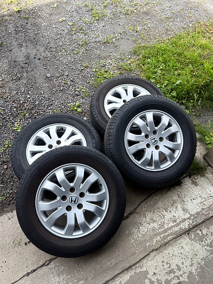 16" Honda alumiinivanteet kesärenkailla