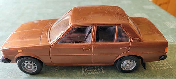 Toyota Corolla DX pienoismalli ruskea