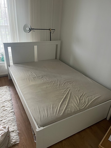 IKEA valkoinen sänky runko ja sälepohja 140x200
