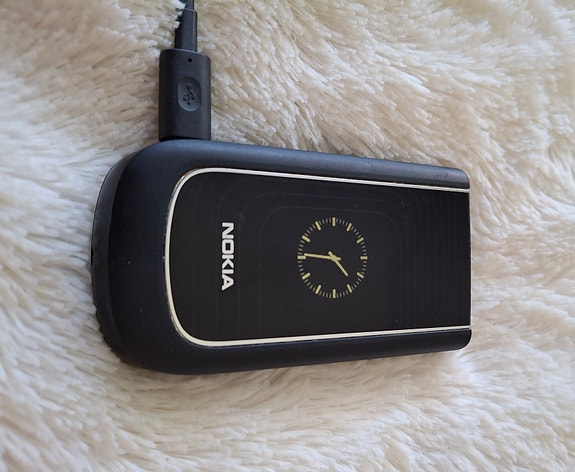 Vanha Nokia puheli.