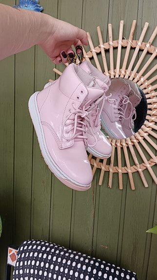 Vaaleanpunaiset Dr. Martens kengät