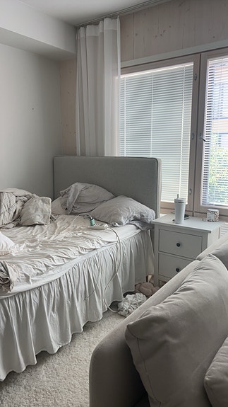 Hemnes yöpöytä